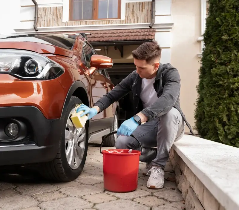 Lavage auto à domicile Boussois : professionnel intervenant sur un véhicule